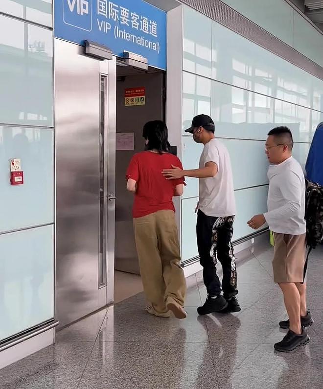 Lucas给谢霆锋拍照，父子俩硬帅看呆路人，和儿子走路与王菲不同（组图） - 8