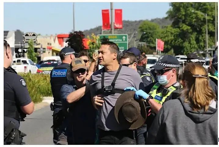 【更新】家人已现身！当地宣布封城，杀警后，全副武装的他独自逃进了维州山林（组图） - 5