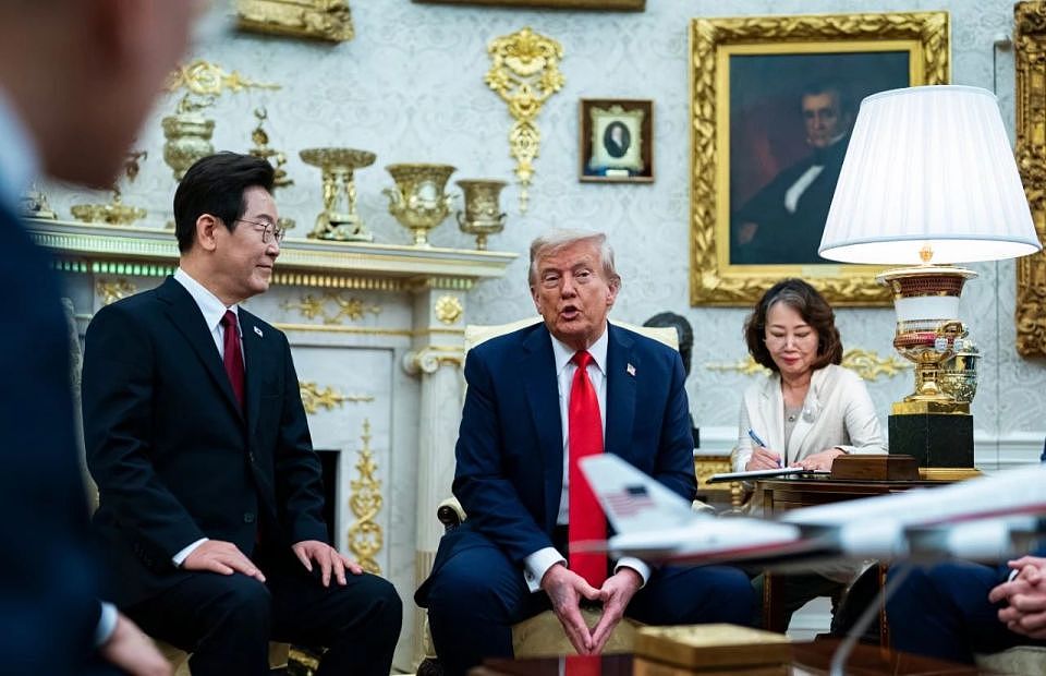 “他的寿命仅剩6个月?”特朗普手背一块瘀青,引爆全网热议(组图) - 2