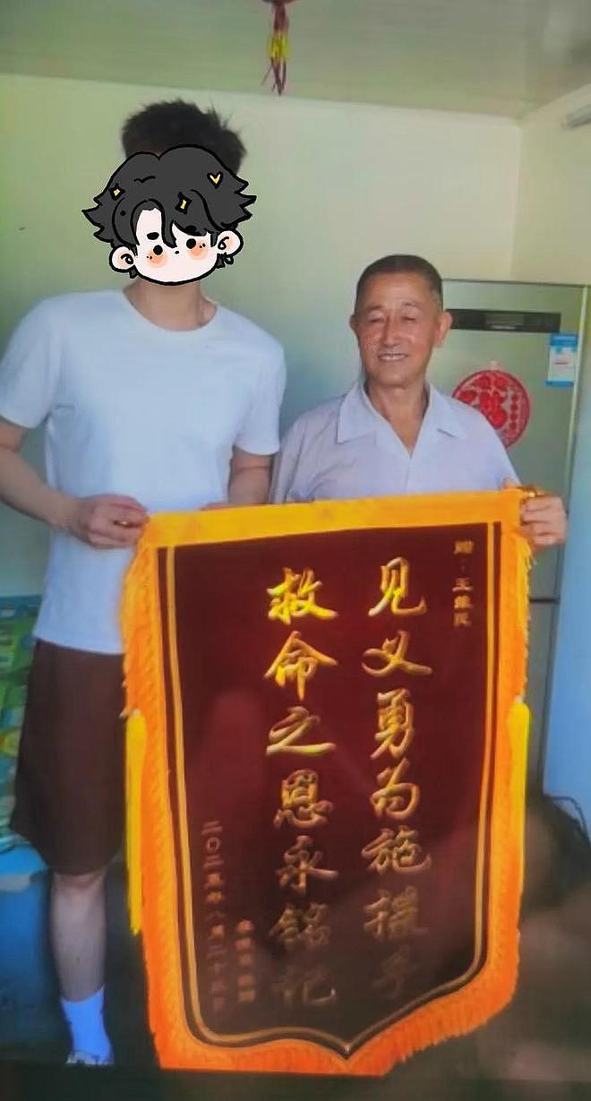 小情侣吵架开着奔驰车坠入湖中，老人仅用3分钟救出2人（组图） - 2