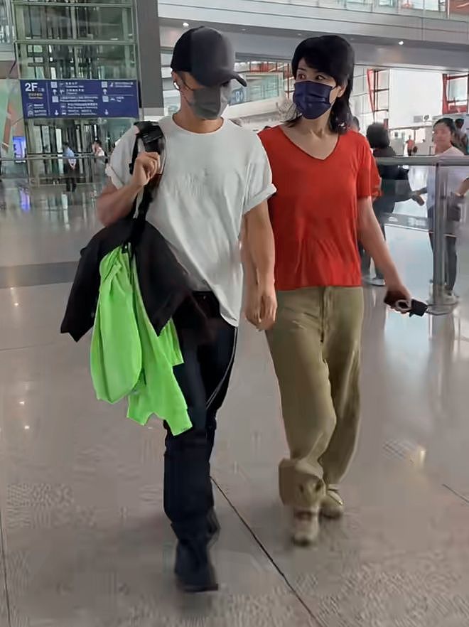 Lucas给谢霆锋拍照，父子俩硬帅看呆路人，和儿子走路与王菲不同（组图） - 7