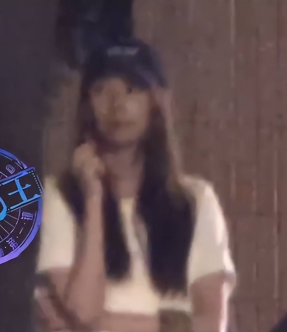 童瑶结婚不到六年，就被拍深夜与男子动作亲密，网友推测是姐妹情（组图） - 2