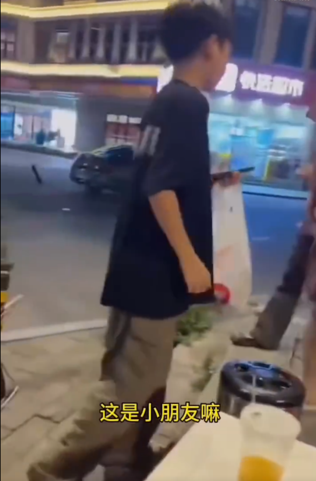 广州街头少女持刀追砍小男孩1分钟视频疯传，官方调查公布我又气又怕（组图） - 1