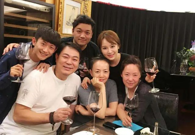 表面上德高望重，背地里却“玩得很花”，这些名人太令人意外了（组图） - 38