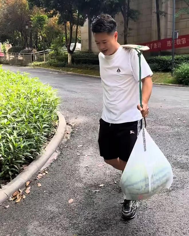 16个外甥一顿吃200个水饺，挑扁担买菜的重庆“宇宙舅舅”：孩子们开学离开，心里空落落的（组图） - 2