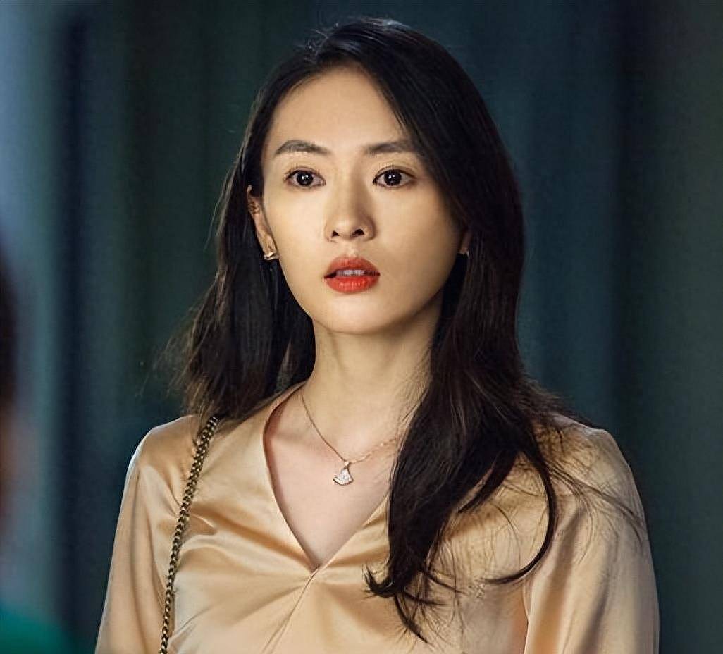 童瑶结婚不到六年，就被拍深夜与男子动作亲密，网友推测是姐妹情（组图） - 3