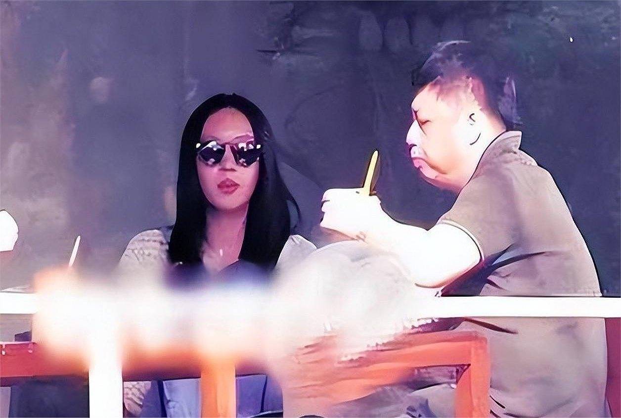 童瑶结婚不到六年，就被拍深夜与男子动作亲密，网友推测是姐妹情（组图） - 1