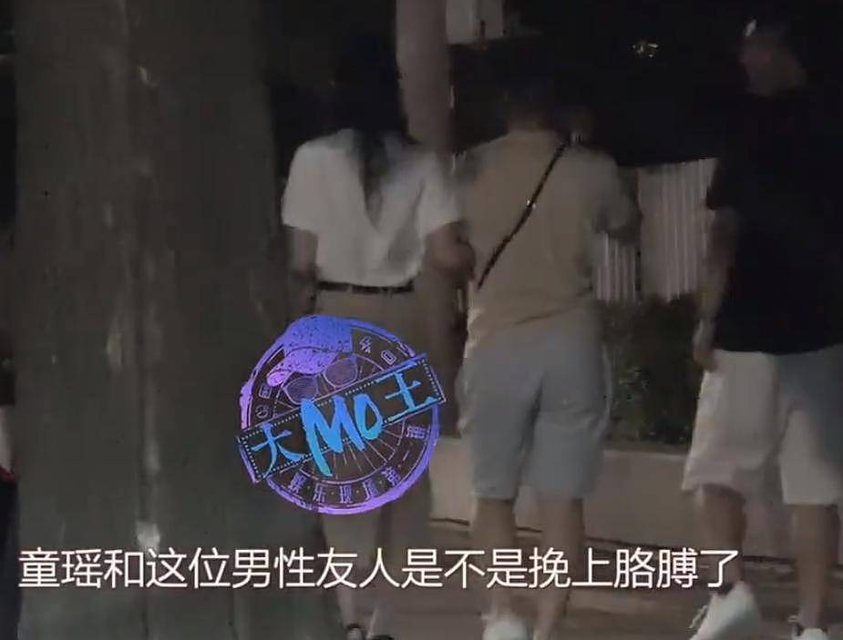 童瑶结婚不到六年，就被拍深夜与男子动作亲密，网友推测是姐妹情（组图） - 7