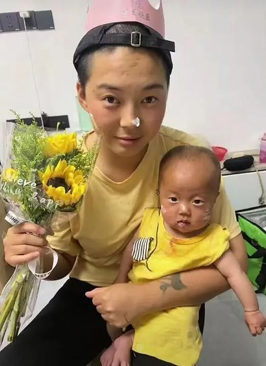【情感】和前夫试管生女儿救白血病儿子,单亲妈妈带两娃送外卖,将苦一点一点熬成甜(组图) - 10