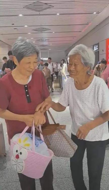 109岁母亲到高铁站接79岁女儿，儿子：母亲喜欢锻炼（图） - 1