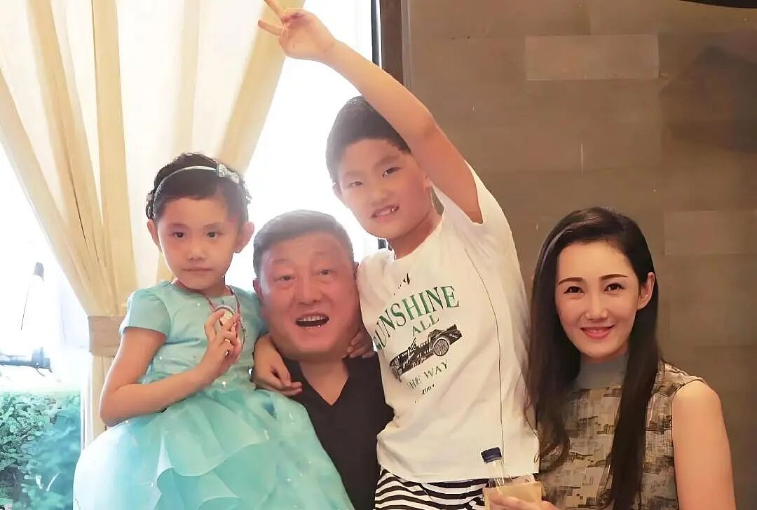 57岁韩磊出轨致小三怀孕!妻子牺牲事业换来背叛,本人疯狂捂嘴(组图) - 16