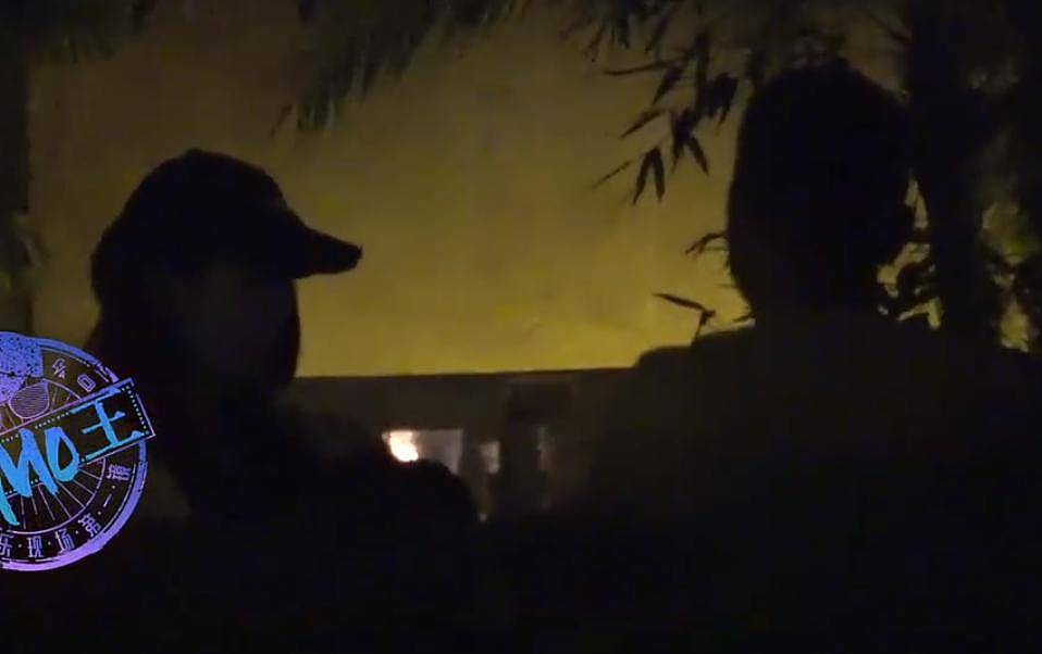童瑶结婚不到六年，就被拍深夜与男子动作亲密，网友推测是姐妹情（组图） - 4