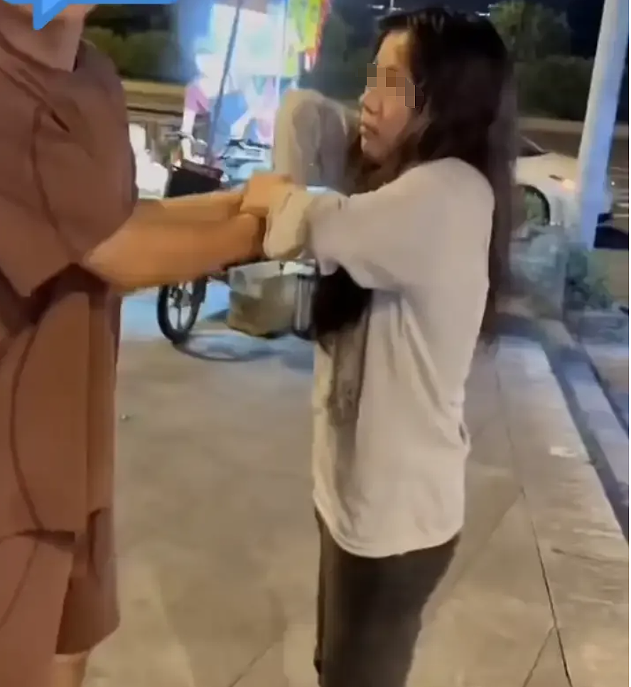 广州街头少女持刀追砍小男孩1分钟视频疯传，官方调查公布我又气又怕（组图） - 13