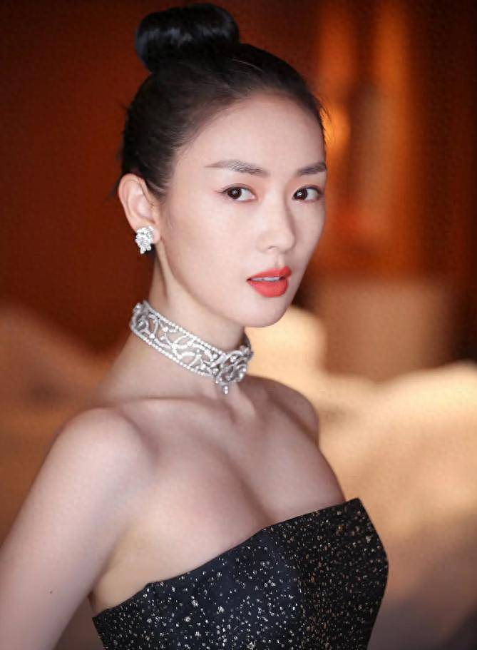 童瑶结婚不到六年，就被拍深夜与男子动作亲密，网友推测是姐妹情（组图） - 5