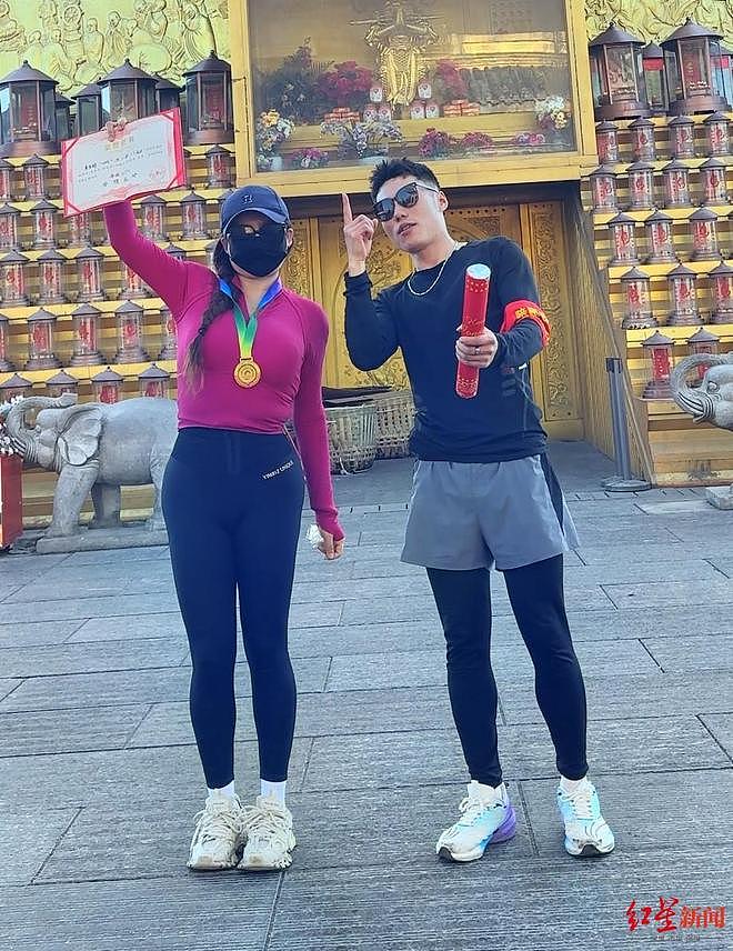 比夜店还野？峨眉山陪爬实录：捏腿扇风+贴身护送！小姐姐：爬不动了要抱抱（组图） - 4