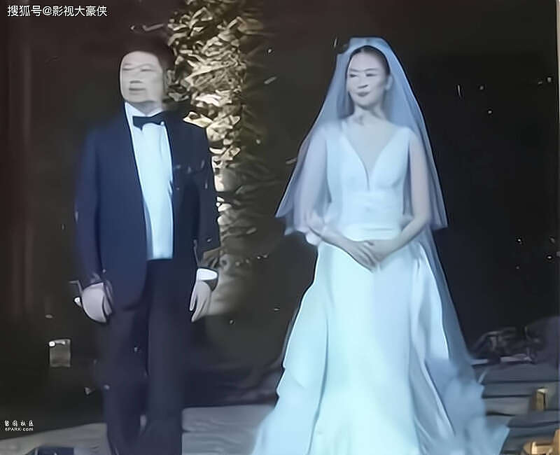 童瑶结婚不到六年，被拍深夜与男子动作亲密（组图） - 12