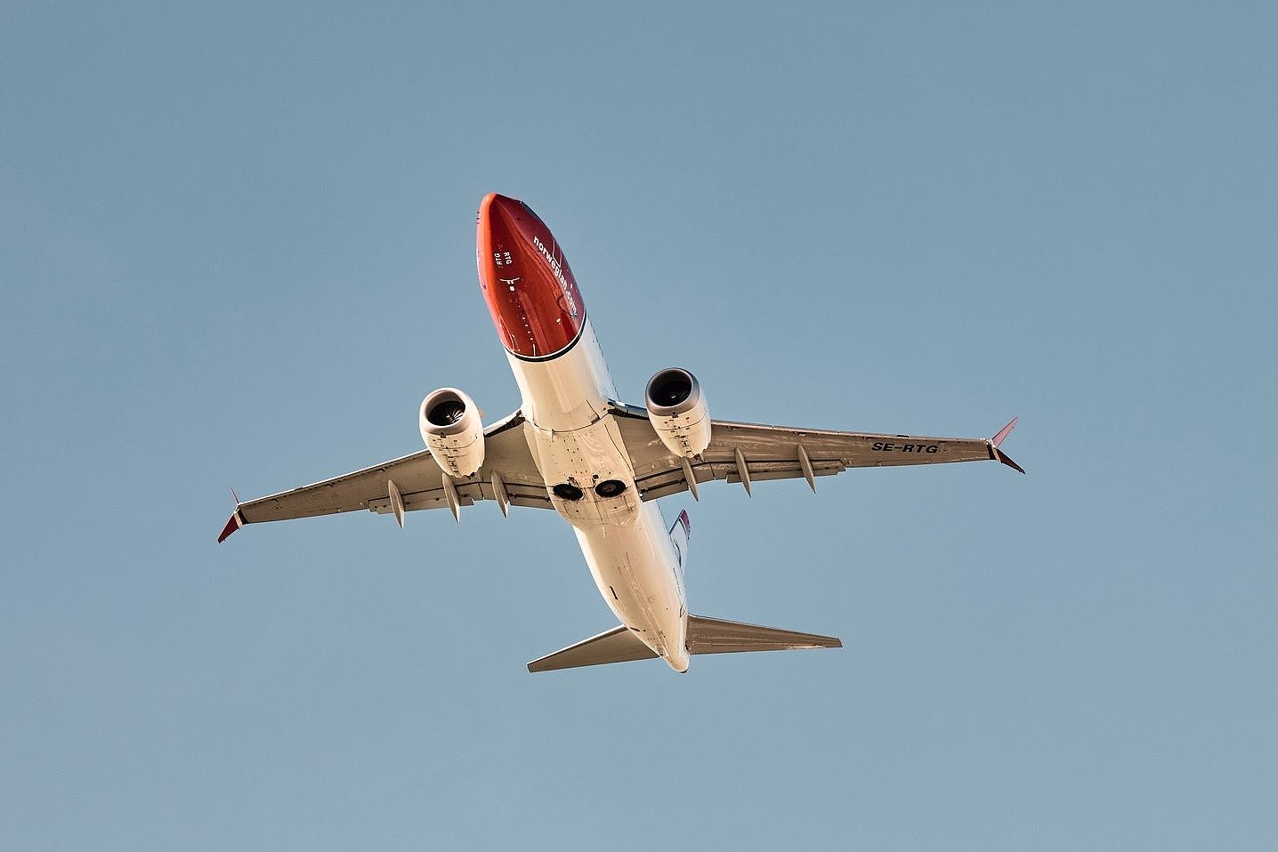 波音737空中传爆炸声！跑道惊见残骸急返航，181人惊魂（图） - 1