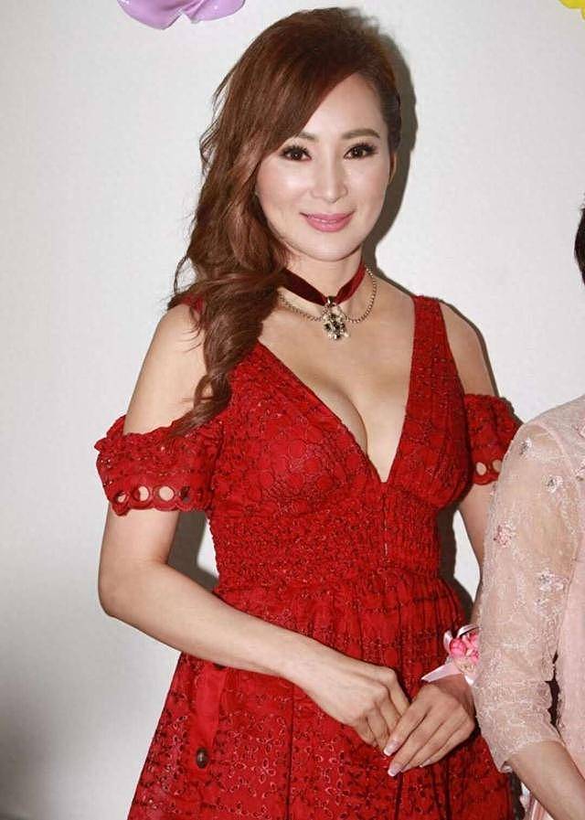 60岁香港女星穿校服装亮相活动，网友大赞是美魔女（组图） - 1