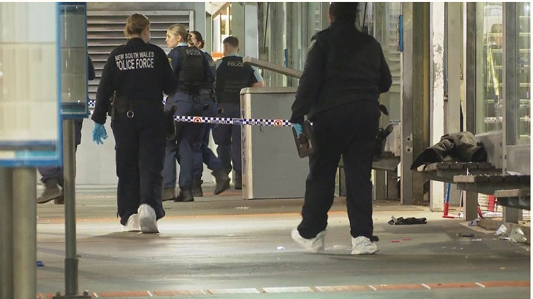 维州“最黑暗时刻“！校车翻车，12岁女生遇难；他，还没被抓到；在公交站被捅，年轻人一死一伤（组图） - 1