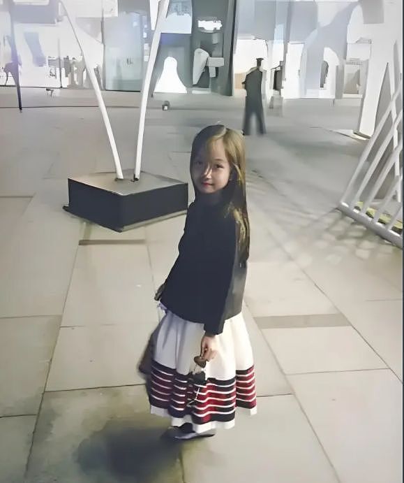 高晓松前妻曝出17岁女儿近照！穿黑色抹胸身材超火辣，身高超170公分（组图） - 8