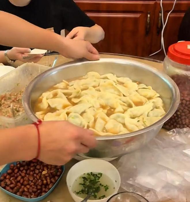 16个外甥一顿吃200个水饺，挑扁担买菜的重庆“宇宙舅舅”：孩子们开学离开，心里空落落的（组图） - 1