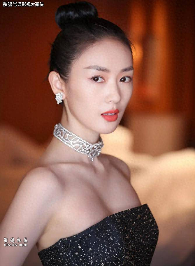 童瑶结婚不到六年，被拍深夜与男子动作亲密（组图） - 1