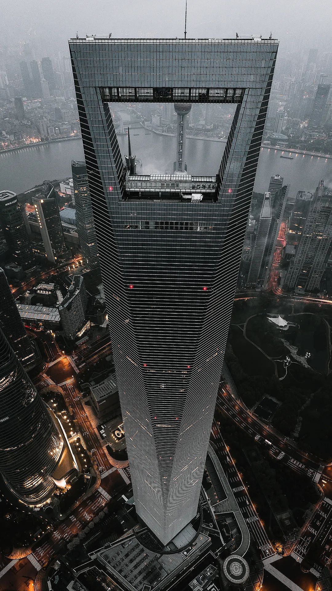 400米高空，两架无人机对撞！上海地标环球金融中心96层平台防水层被砸出坑洞（组图） - 7