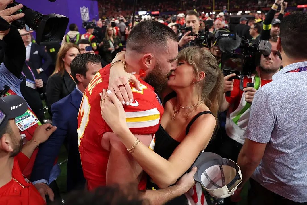 全球沸腾！巨星霉霉与顶尖运动员男友订婚！700万超大钻戒曝光网友狂欢玩梗：美国王室婚礼要来了（组图） - 5
