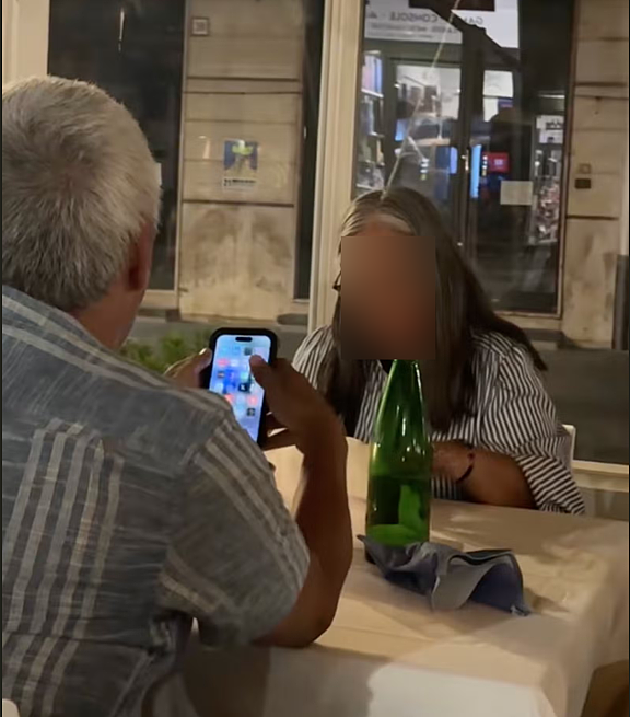 夫妻聚餐秒变捉奸现场!丈夫偷发暧昧消息撩妹,抓包视频被女儿刷到后,冲上热搜(组图) - 1