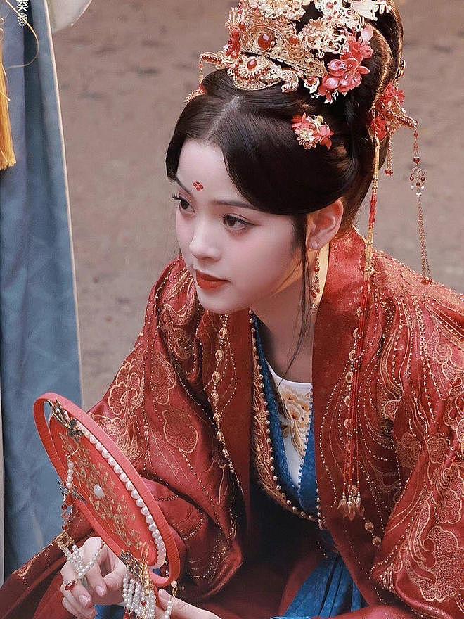 小花们的恋爱，主打一个“离经叛道”：求刺激还是为真爱？（组图） - 6