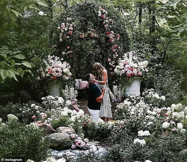 霉霉订婚啦！体育生男友奉上百万钻戒！半个娱乐圈祝福，世纪婚礼又要+1？（组图） - 1