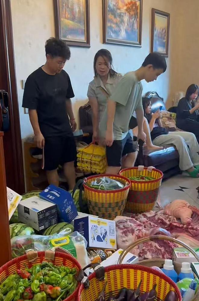 16个外甥一顿吃200个水饺，挑扁担买菜的重庆“宇宙舅舅”：孩子们开学离开，心里空落落的（组图） - 3