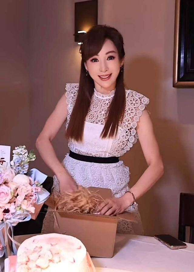 60岁香港女星穿校服装亮相活动，网友大赞是美魔女（组图） - 5