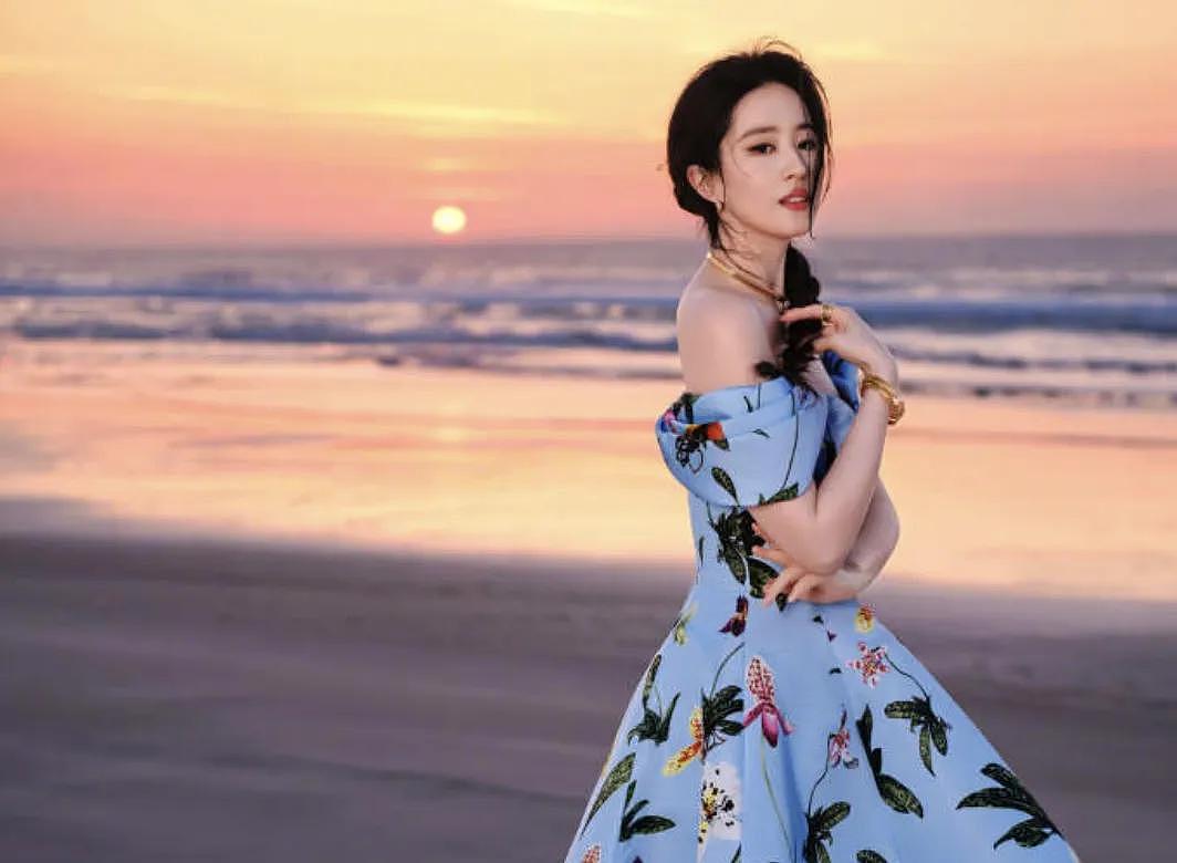 38岁刘亦菲成都被偶遇：提着23万包包去买衣服，打扮慵懒美得有壁（组图） - 8