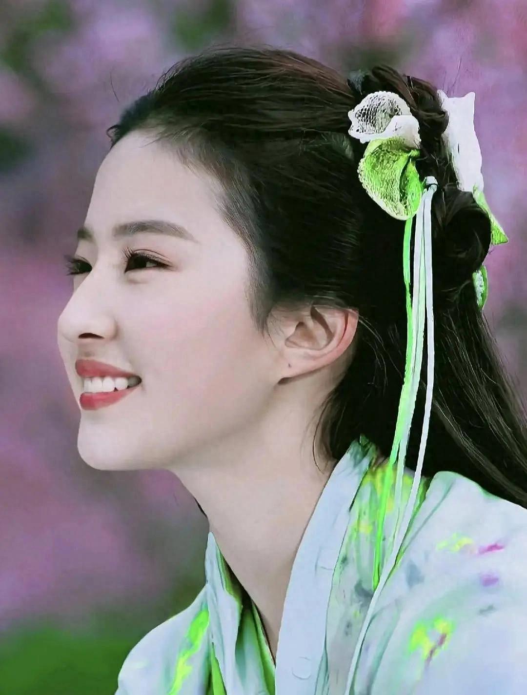 38岁刘亦菲成都被偶遇：提着23万包包去买衣服，打扮慵懒美得有壁（组图） - 1