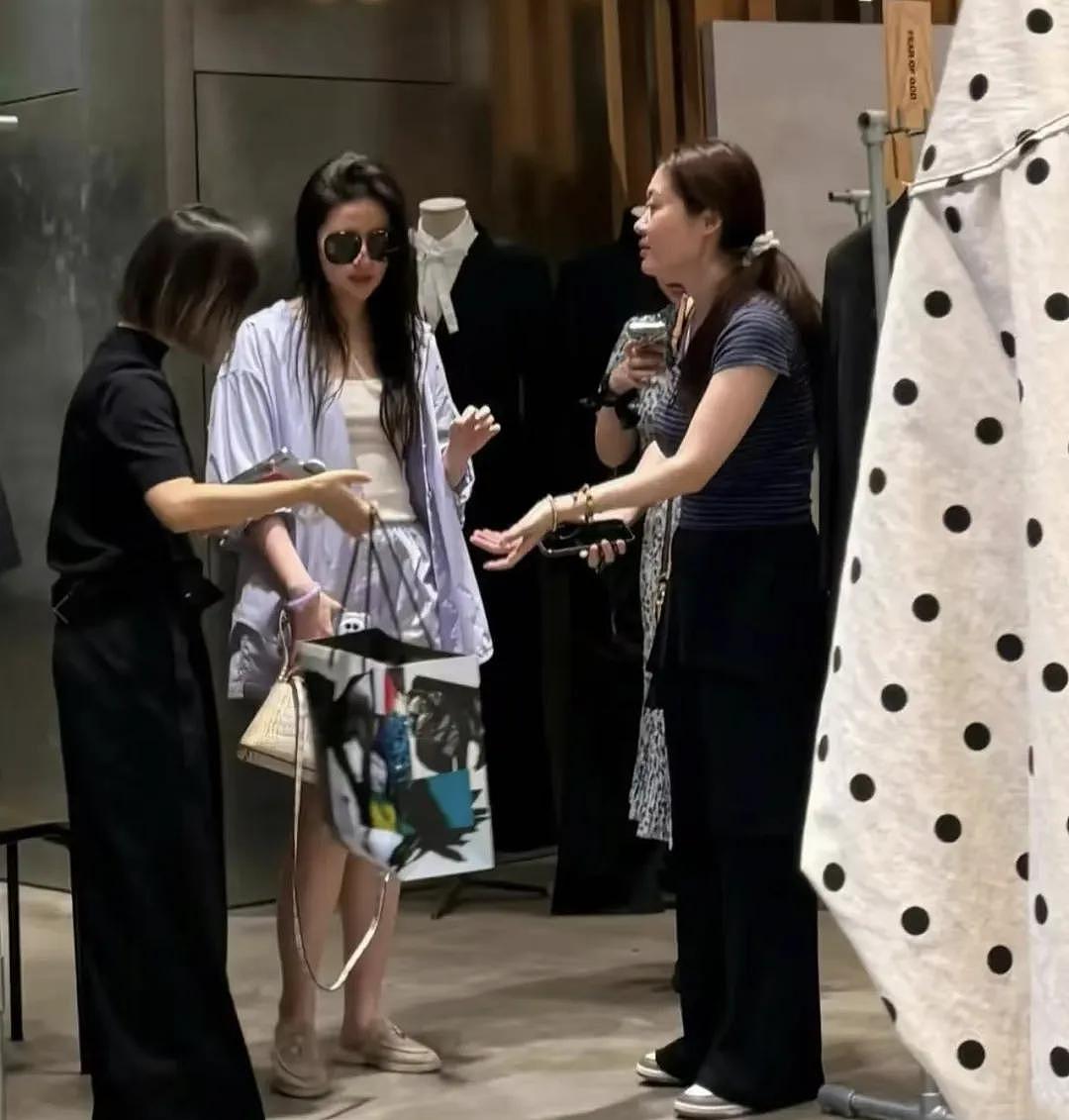 38岁刘亦菲成都被偶遇：提着23万包包去买衣服，打扮慵懒美得有壁（组图） - 2