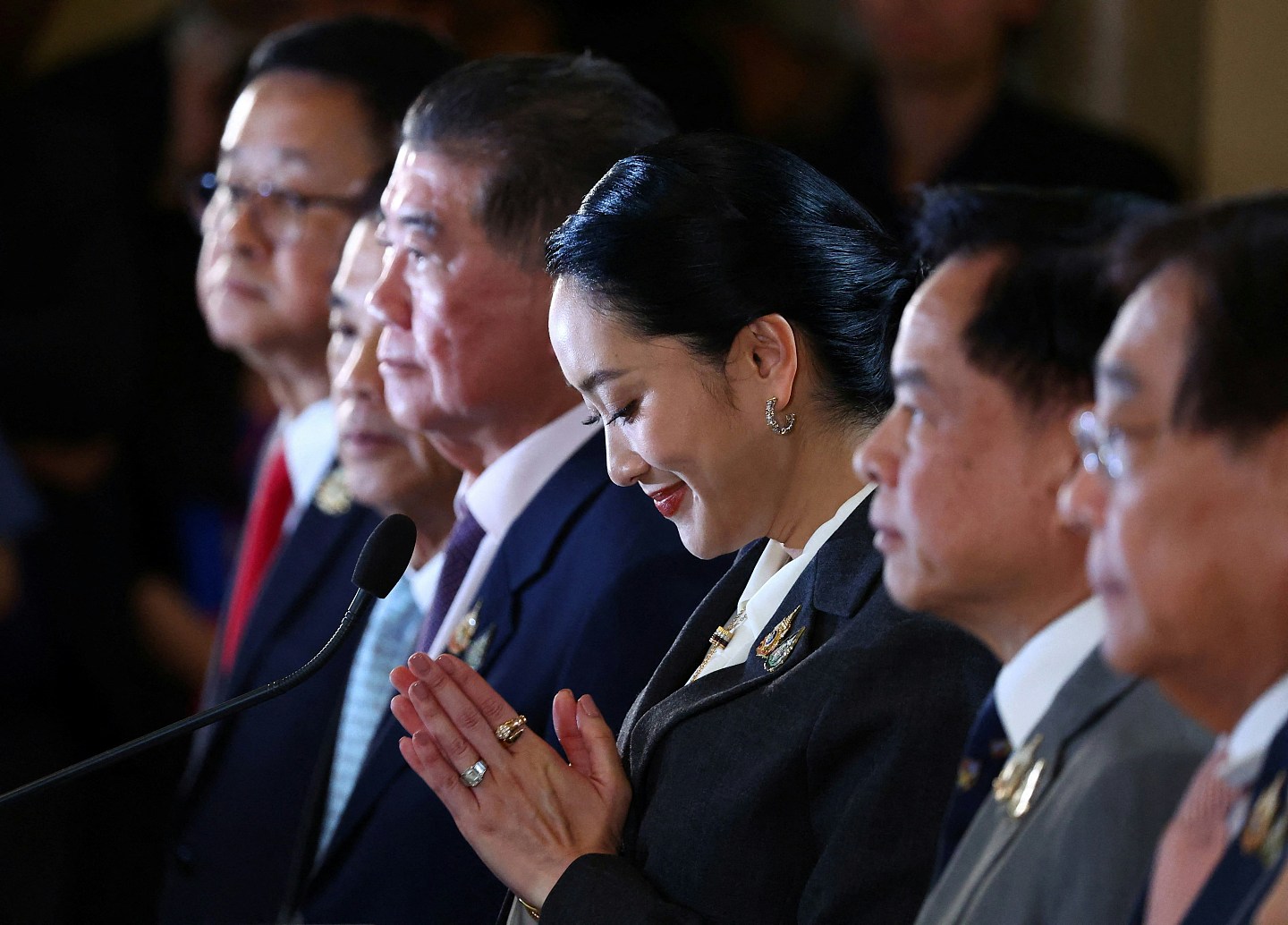 泰国总理涉违宪案，宪法法院裁定撤职！佩通坦：接受判决（组图） - 4