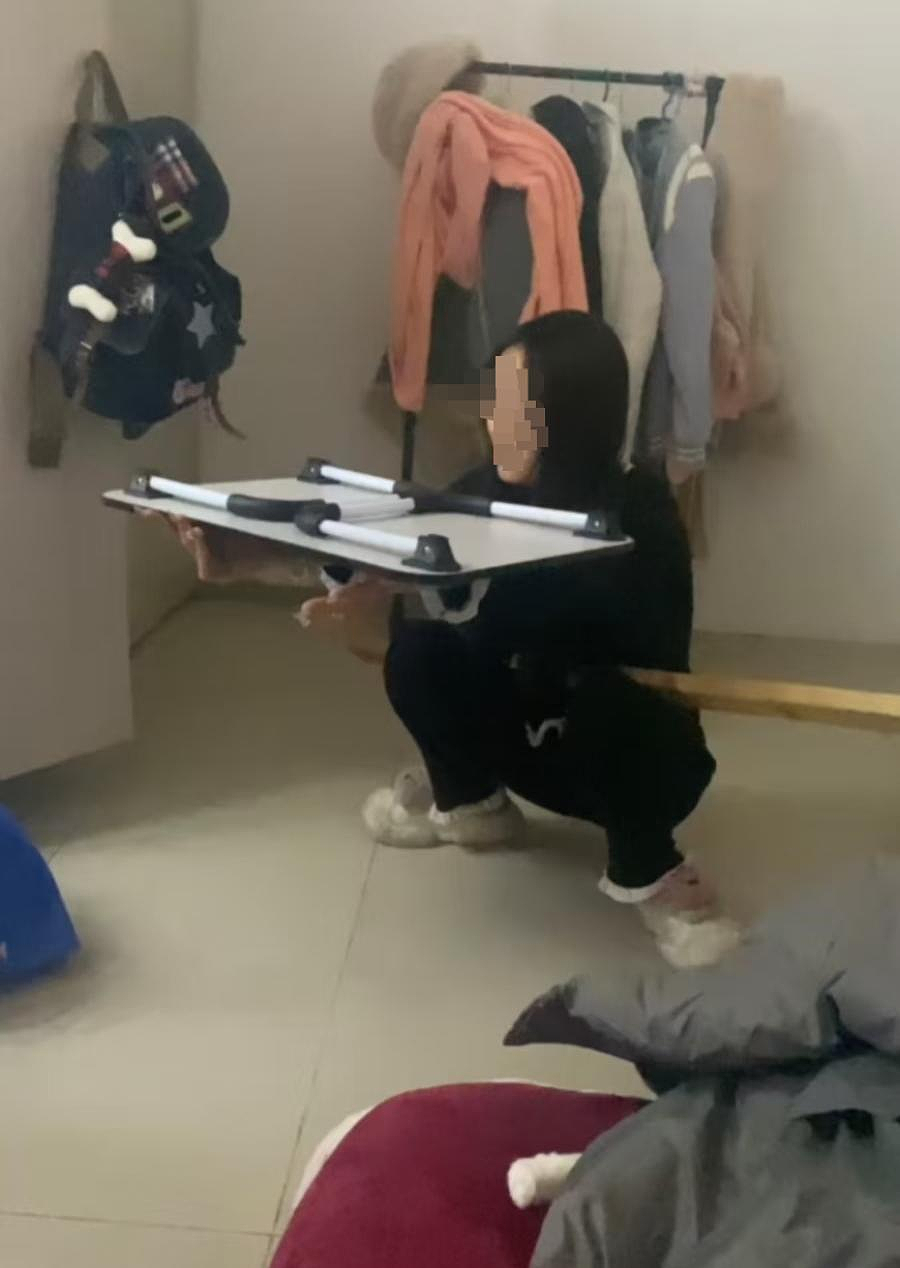 “网红少女”签卖身契承受“大哥”性骚扰和调戏，身体交易链条太黑暗（组图） - 3