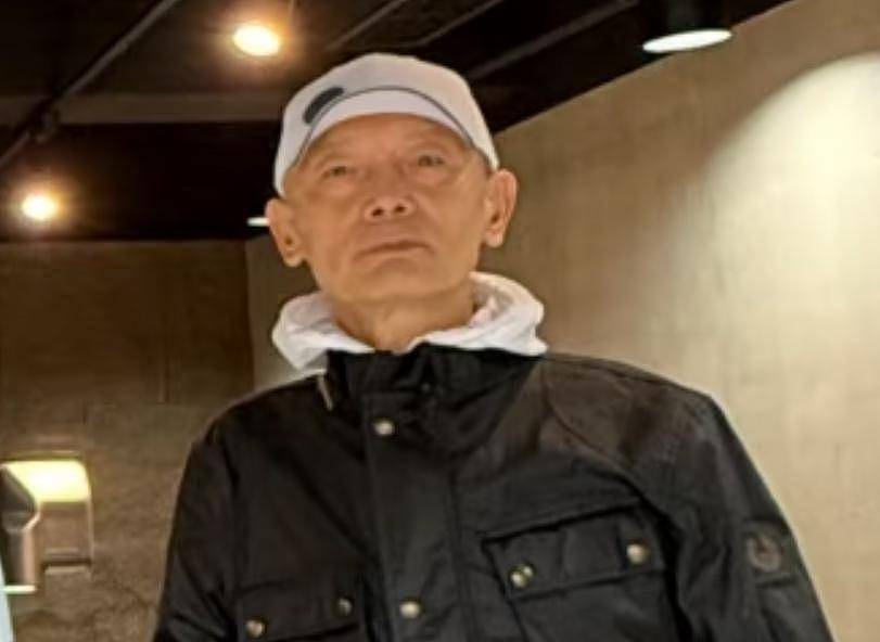 68岁葛优买80万越野车，与美女亲切合影，打扮年轻精神佳（组图） - 5