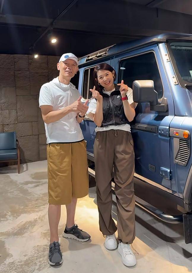 68岁葛优买80万越野车，与美女亲切合影，打扮年轻精神佳（组图） - 2