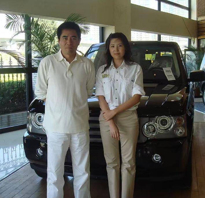 68岁葛优买80万越野车，与美女亲切合影，打扮年轻精神佳（组图） - 7