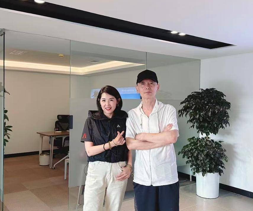 68岁葛优买80万越野车，与美女亲切合影，打扮年轻精神佳（组图） - 13