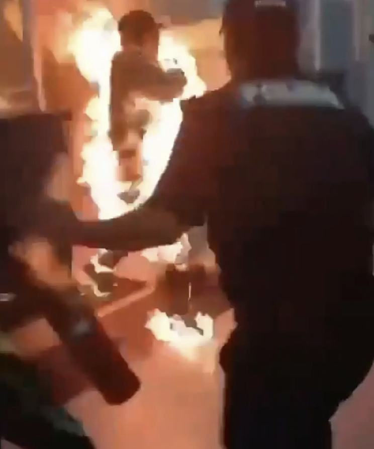 监控视频曝光！男子机场泼油自焚，下秒烧成“火人”嘶吼狂奔，乘客吓坏（视频/组图） - 2
