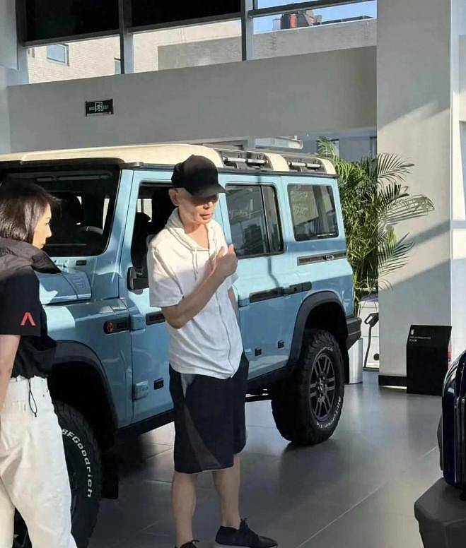 68岁葛优买80万越野车，与美女亲切合影，打扮年轻精神佳（组图） - 9