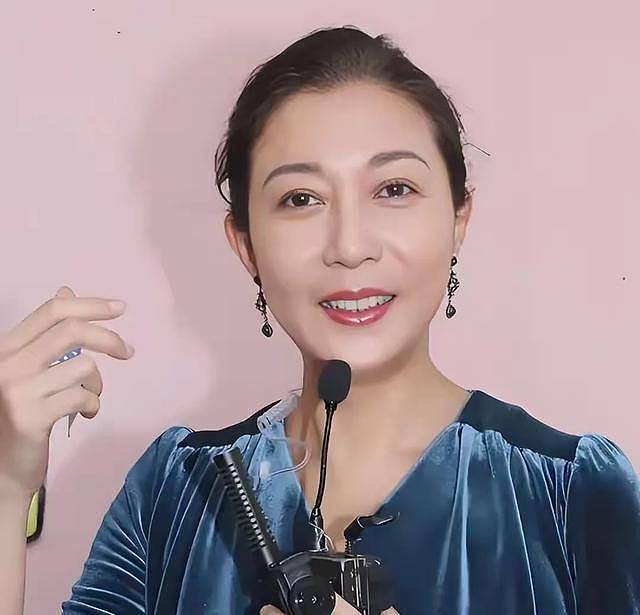 香港亚姐冠军女儿叛逆与同性结婚,母女关系成谜(组图) - 1