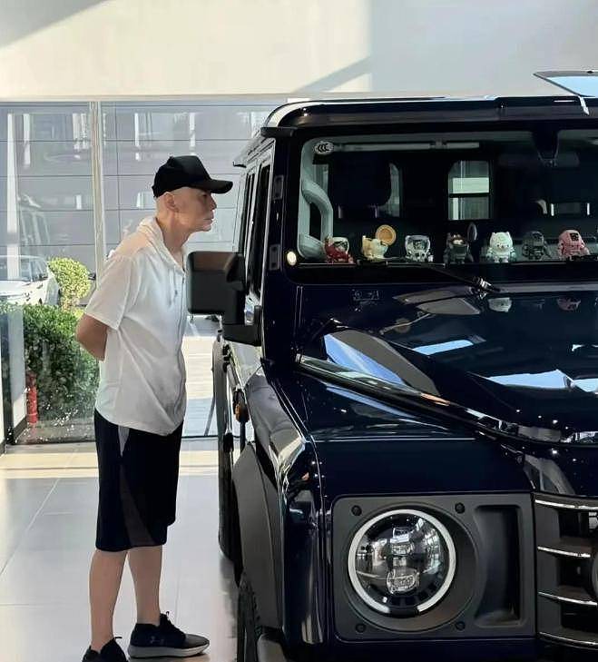 68岁葛优买80万越野车，与美女亲切合影，打扮年轻精神佳（组图） - 10