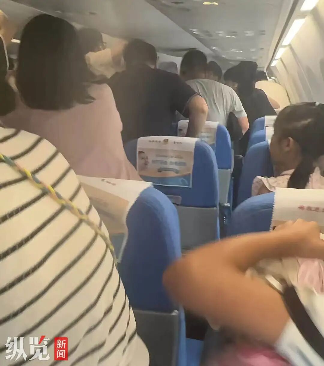 大连飞南京航班，充电宝在客舱燃起来了，幸好飞机还没有起飞（组图） - 1