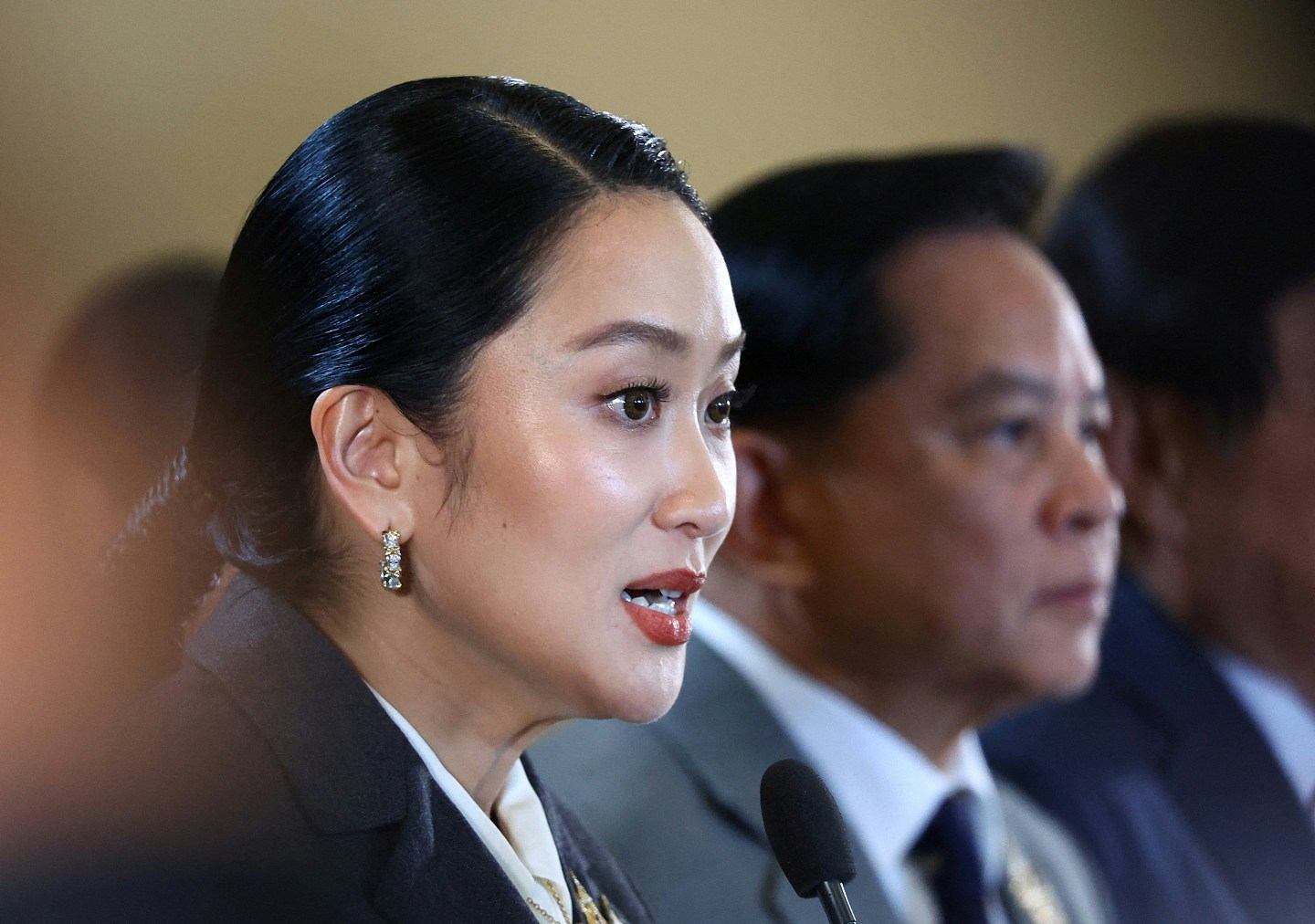 泰国总理涉违宪案，宪法法院裁定撤职！佩通坦：接受判决（组图） - 3
