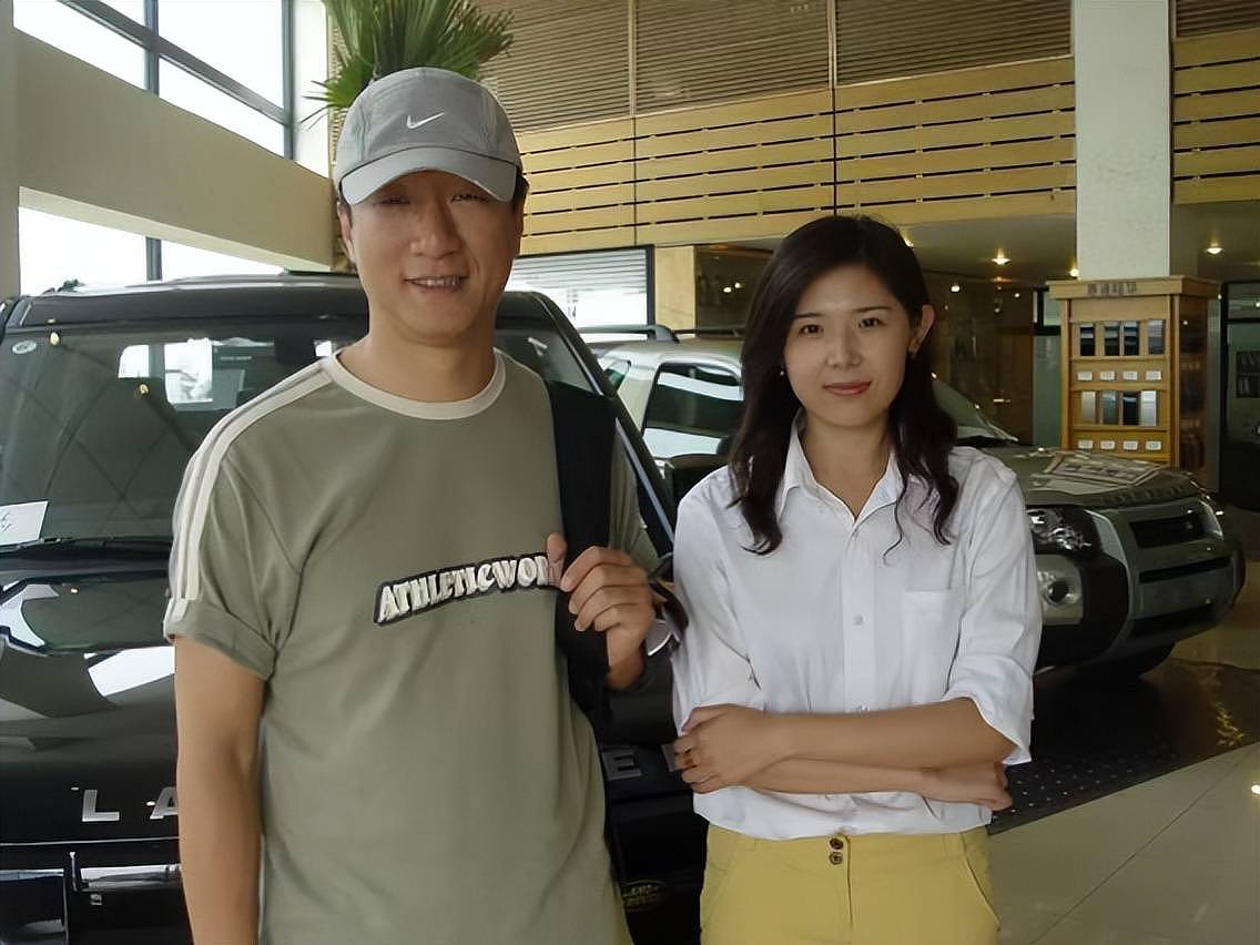 68岁葛优买80万越野车，与美女亲切合影，打扮年轻精神佳（组图） - 8
