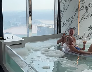 澳洲夫妇入住中国五星级酒店,泡澡泡一半,结果工作人员全冲进来,杯具了(组图) - 1